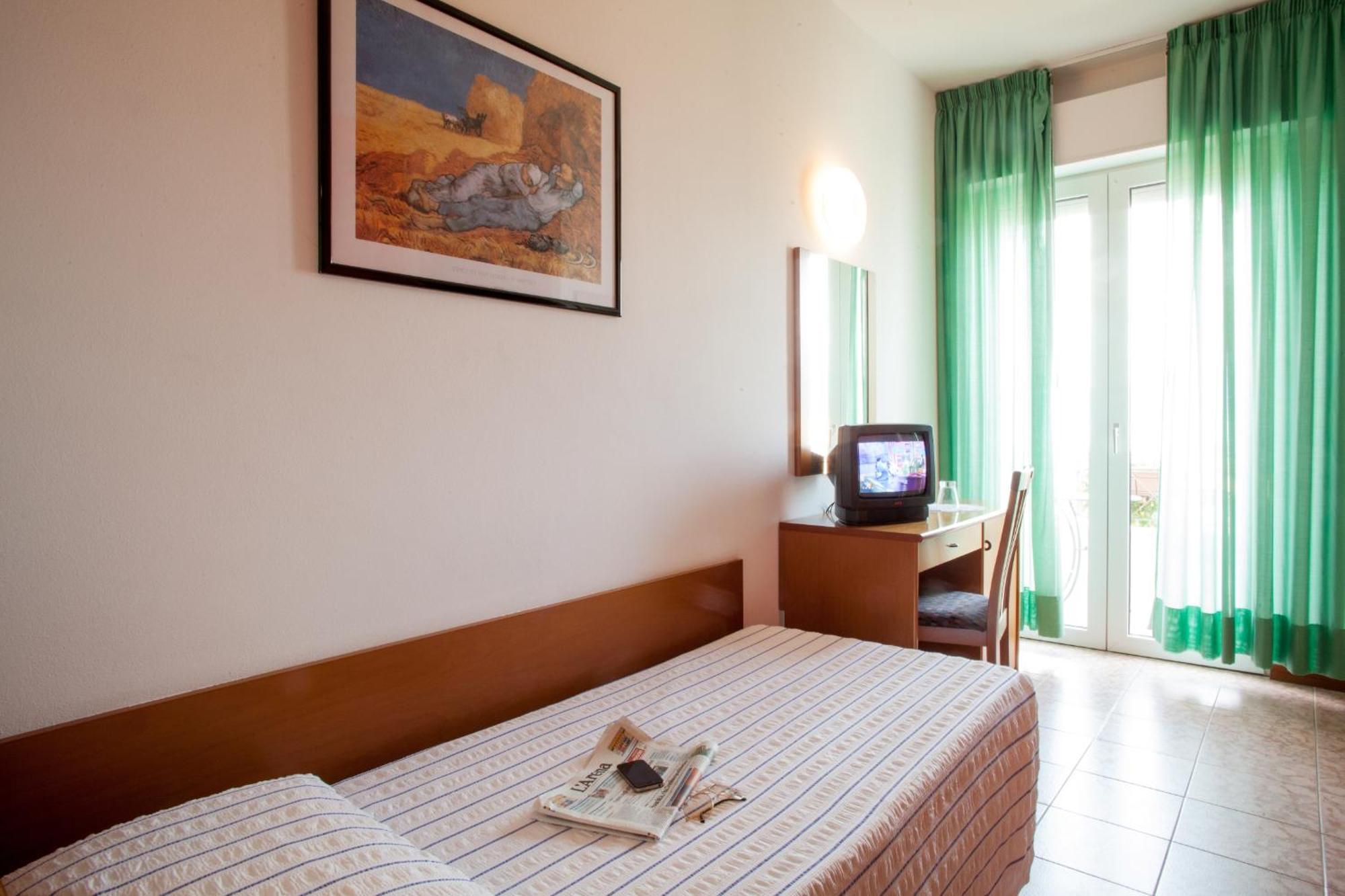Hotel Pace Torri Del Benaco Bagian luar foto